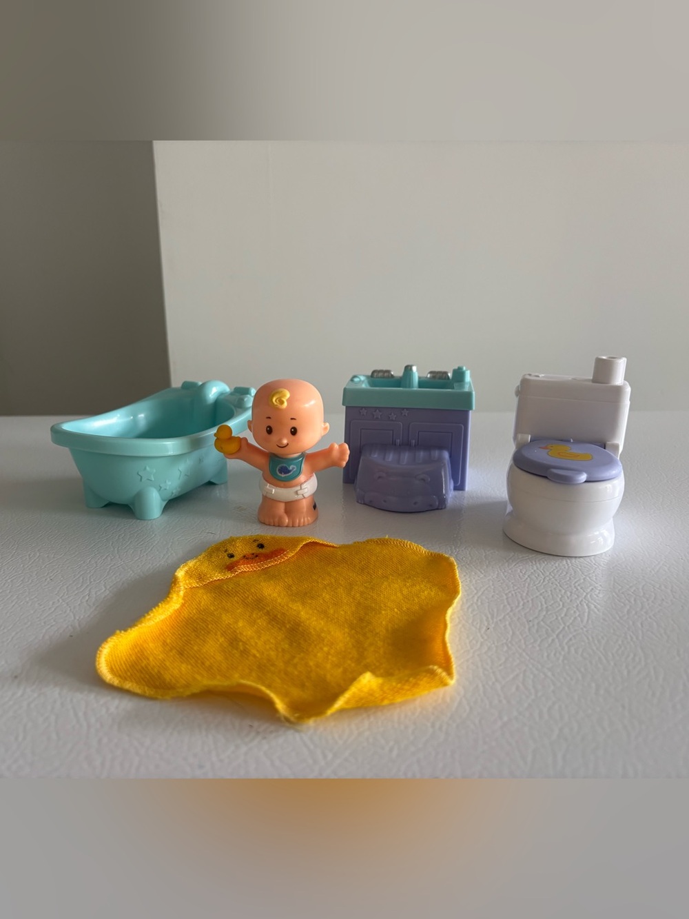FisherPrice Little People Wash & Go Taking Care Of Baby Towel Potty Bathtub Duck